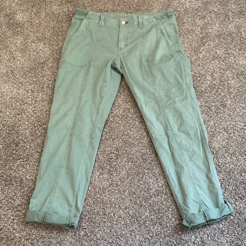 White House black market size 10 crop pants green